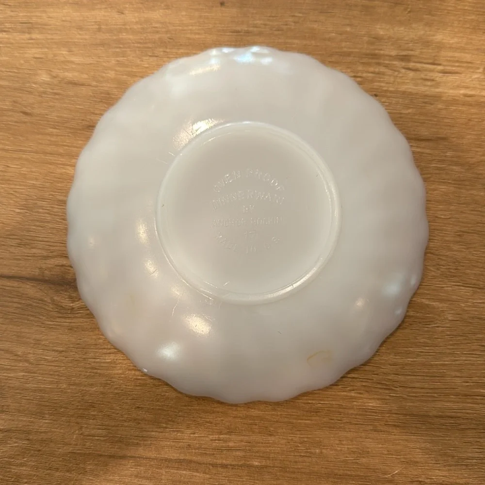 Anchor Hocking Milk Glass‎ Swirl Saucer Scalloped Edge Gold Trim Dinner Wear USA